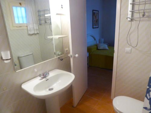 萨卡罗普拉亚公寓的一间带水槽、卫生间和镜子的浴室