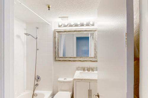 棕榈滩Sunsets & Sunrises #3215的白色的浴室设有水槽和镜子