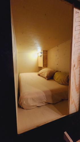 伦敦Komo Pod Hotel的一间小房间的卧室,配有一张床铺