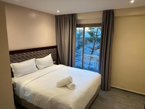 杰迪代Oceana Mazagan Suites Hotel的酒店客房设有一张带窗户的床。