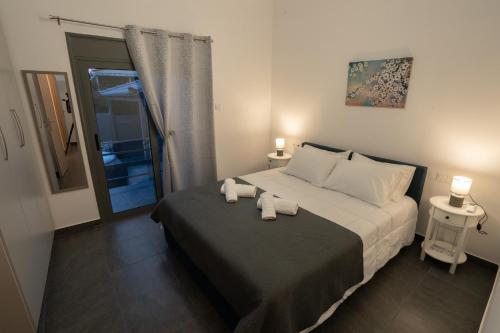 新马克立Seaside House in Nea Makri的一间卧室配有一张床,上面有两条毛巾