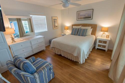 霍姆斯海滩Stay Calm的一间卧室配有一张床和一把椅子