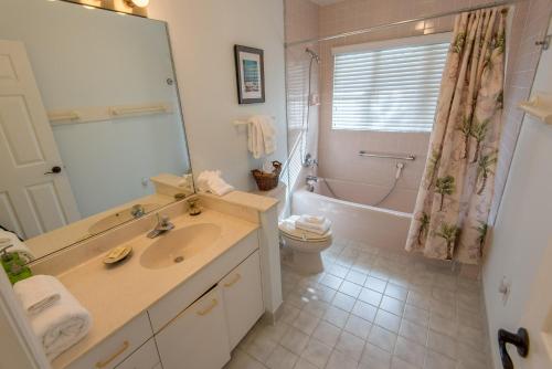 霍姆斯海滩Stay Calm的一间带水槽、卫生间和镜子的浴室