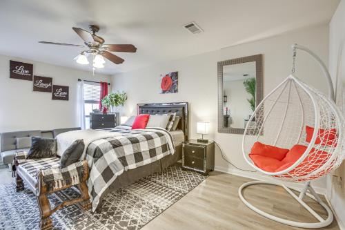 德纳姆斯普林斯Spacious Family-Friendly Home in Denham Springs!的一间卧室配有一张床和秋千