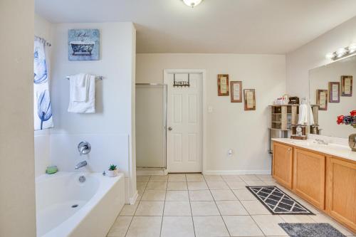 德纳姆斯普林斯Spacious Family-Friendly Home in Denham Springs!的带浴缸和盥洗盆的浴室