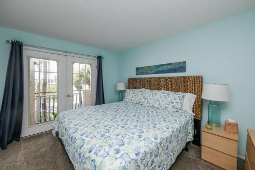 布雷登顿海滩Sunset Terrace 104的一间卧室设有一张床和一个窗口