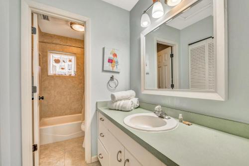 安娜玛丽亚Tarpon Pointe的一间带水槽和镜子的浴室