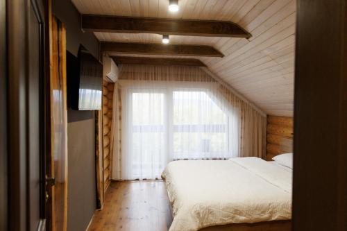 NeporotovoWild River的一间卧室设有一张床和一个大窗户