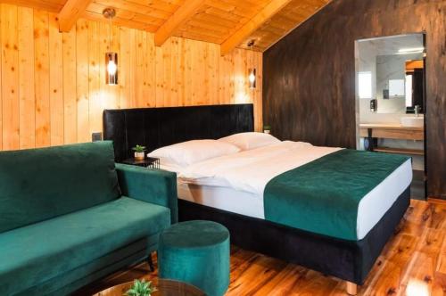 GrkavešćakGlamping Resort Toplice Sveti Martin的一间卧室配有一张床和一张沙发