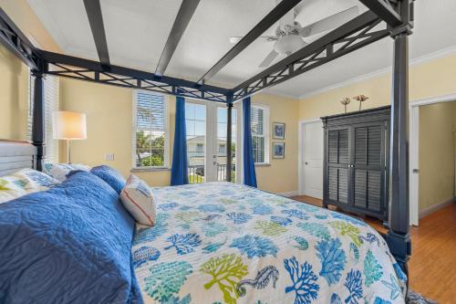 霍姆斯海滩Mango Breeze的一间卧室配有一张带蓝色床罩的床