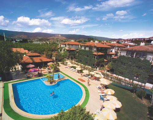 卡吉柯克Titan Club Hotel Ultra All Inclusive的享有度假村游泳池的顶部景致