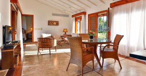 科曼达图巴岛Transamerica Comandatuba - All Inclusive Resort的客厅设有餐桌和椅子