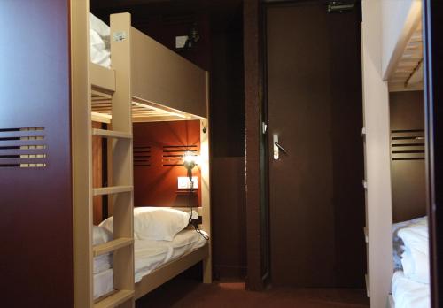 拉普拉涅ho36 La Plagne的带两张双层床的客房和走廊