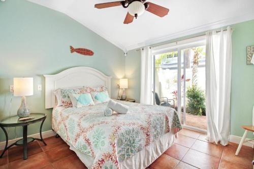 霍姆斯海滩Starfish Beach Unit 4的一间卧室配有一张床和吊扇