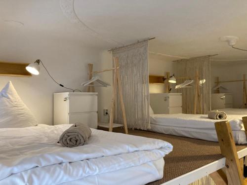 柏林Minimal Hostel No 41的一间卧室配有两张床和一台冰箱