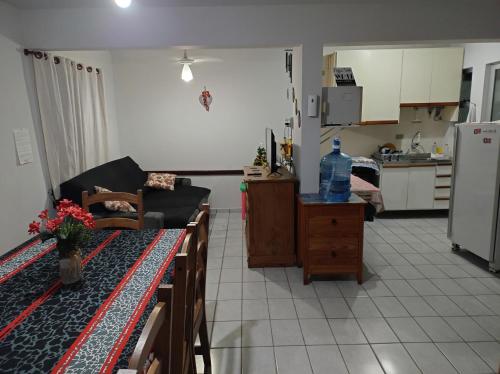 伊塔波阿Sobrado para temporada 200m da praia Itapoá SC的带沙发的客厅和厨房
