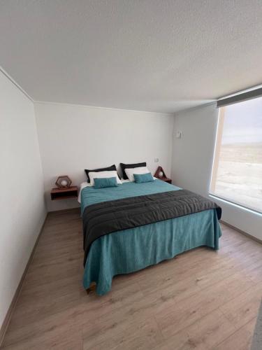 巴伊亚英格莱萨Dpto 3D 2B + Quincho propio By Terrabahia的一间卧室设有一张床和一个大窗户