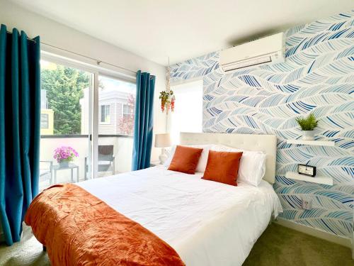 西雅图Capitol Luxe Two BY Betterstay的一间卧室配有一张蓝色和白色墙壁的床