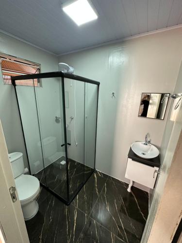 沙佩科Loft Lux 5的带淋浴、卫生间和盥洗盆的浴室