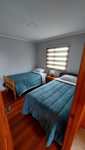 纳塔列斯港Antü Küyen Patagónica的一间卧室设有两张床和窗户。