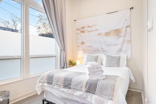 西雅图Cozy & Private Studio in the Heart of Fremont的白色的卧室设有床和窗户