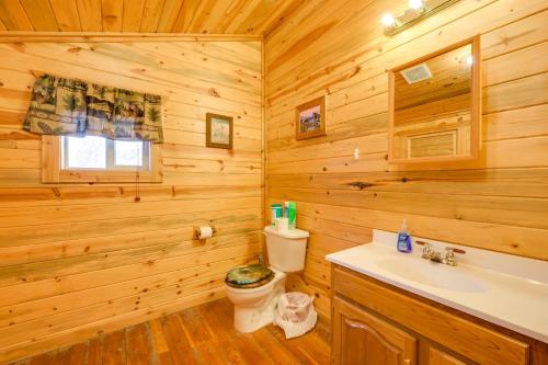 SalmonPet-Friendly Idaho Home on the Salmon River!的小木屋浴室设有卫生间和水槽
