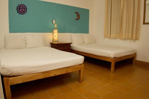 巴拉德纳维达Hotel San Lorenzo的两张睡床,位于带喷雾器的房间