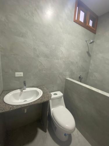 比亚米尔港Penguin House的浴室配有白色卫生间和盥洗盆。