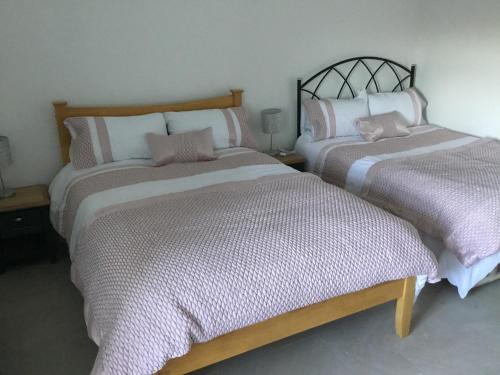 BroadfordCosy Cottage Broadford的卧室内两张并排的床