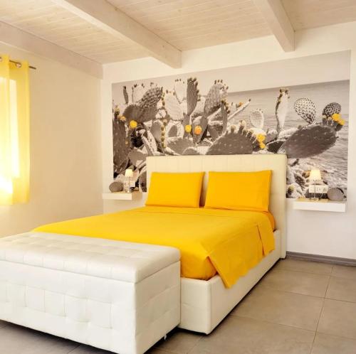 IrgoliCasa del Sole Irgoli的一间卧室配有白色的黄床单