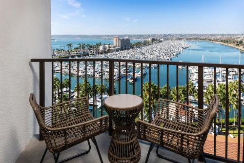 圣地亚哥圣地亚哥喜来登海滨酒店的阳台配有椅子,享有码头的景致