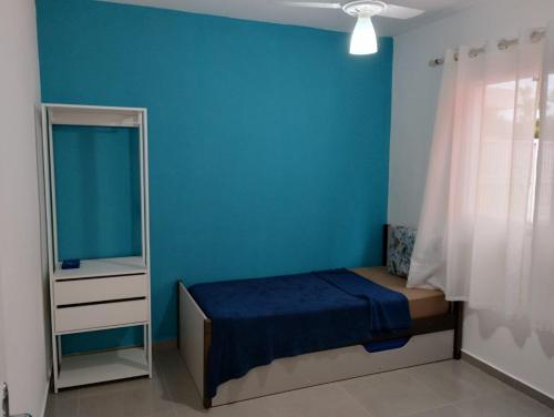 伯迪亚哥Cantinho do descanso的一间蓝色卧室,配有一张床和镜子