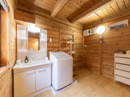 南小国町Kurokawa Mori No Kiki的小屋内的浴室设有洗衣机和烘干机