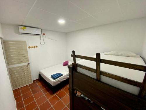 阿瓜奇卡Apartaestudio Villa Mary-Aguachica的一间卧室配有两张双层床和一个衣柜