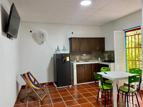 阿瓜奇卡Apartaestudio Villa Mary-Aguachica的厨房配有冰箱和桌椅