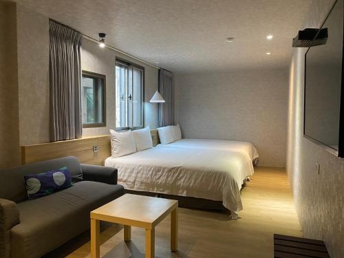 礁溪太子行旅的酒店客房,配有床和沙发