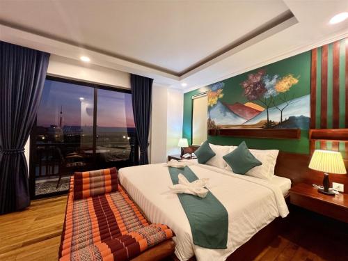 暹粒Le Vert Angkor Hotel的一间卧室设有一张大床和一个大窗户