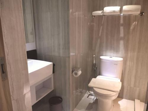 泗水Surabaya River View Hotel的浴室配有白色卫生间和盥洗盆。