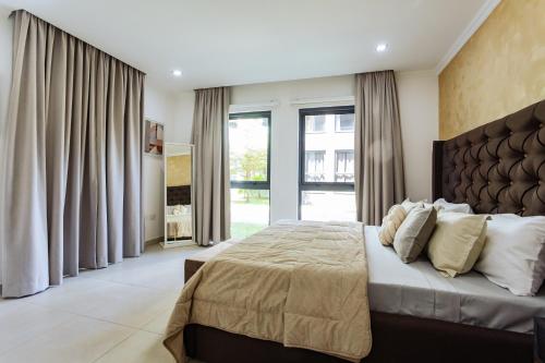 阿克拉Incredible 2 Bedroom Space Available的一间卧室设有一张大床和一个大窗户
