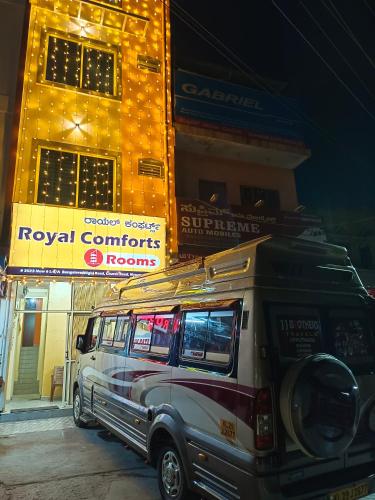 迈索尔Royal Comforts的一辆夜间停在大楼前的货车