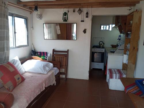 凯博波洛尼奥El Navegante的小房间设有床和厨房