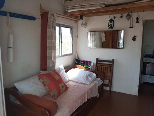 凯博波洛尼奥El Navegante的一间带床的卧室,位于带窗户的房间内