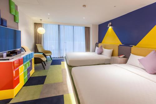 Nanxi趣淘漫旅 - 台南的色彩缤纷的酒店客房 - 带2张床和电视