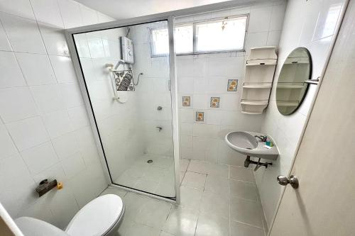 班昌UD之家公寓的带淋浴、卫生间和盥洗盆的浴室