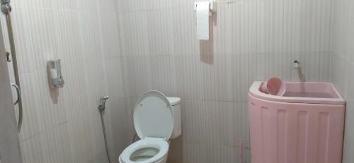 哥伦打洛省Pondok Wisata Botu Barani的浴室设有卫生间和粉红色垃圾桶