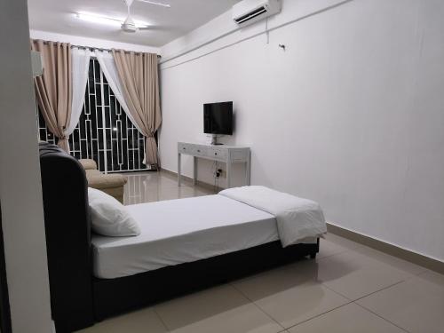 话毛生Homestay Studio Apartment Bentara Suite, Kompleks Mutiara Gua Musang的一间卧室设有一张床、一台电视和一个窗口。