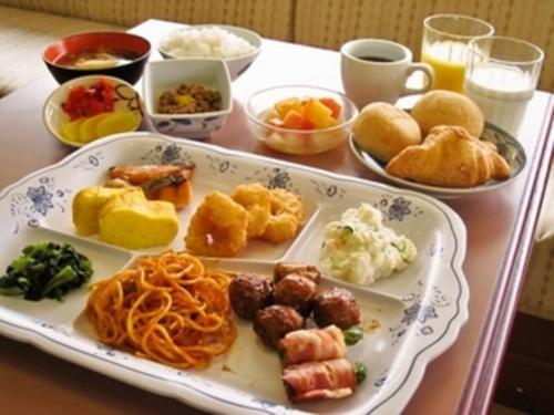 敦贺市Hotel Alpha-One Tsuruga的桌子上放着一盘食物的桌子