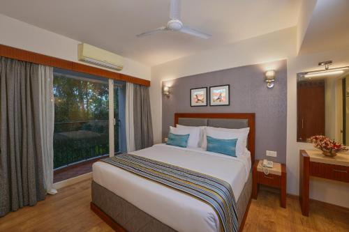 科钦Noah Sky Suites的酒店客房设有床和窗户。
