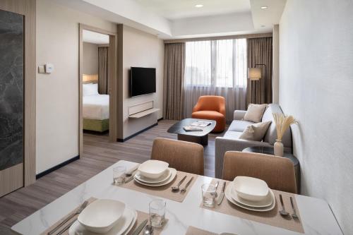 新加坡Park Avenue Clemenceau的酒店套房 - 带客厅和卧室