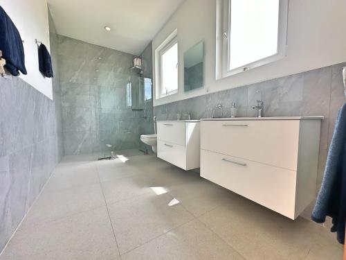 平圭Tropical Gem: 3-BR Beach Villa的白色的浴室设有水槽和卫生间。